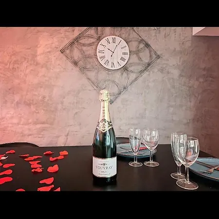 L'antre Vue - Jacuzzi Au Chateau דירה