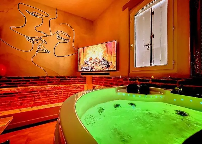 L'antre Vue - Jacuzzi Au Chateau 아파트 Belberaud