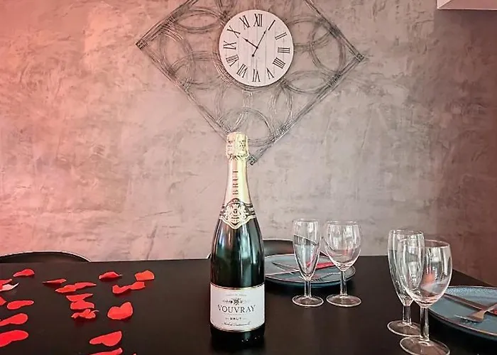 L'antre Vue - Jacuzzi Au Chateau 아파트